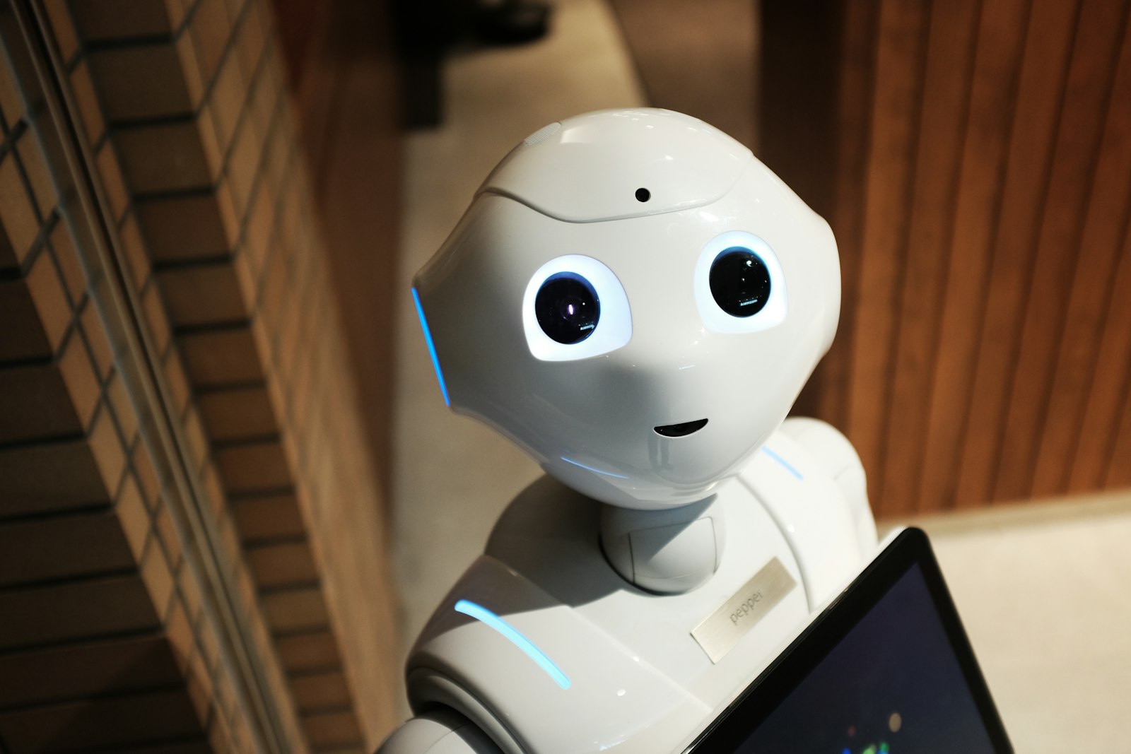 Brazo robótico industrial e inteligencia artificial física aplicada a la automatización de procesos avanzados