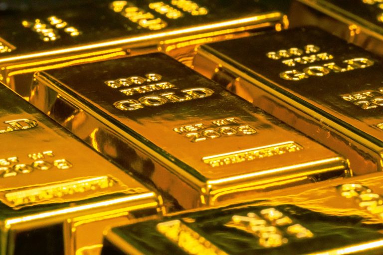 Lingotes de oro y pantallas de análisis financiero bursátil sobre bancos centrales y ETF en 2026