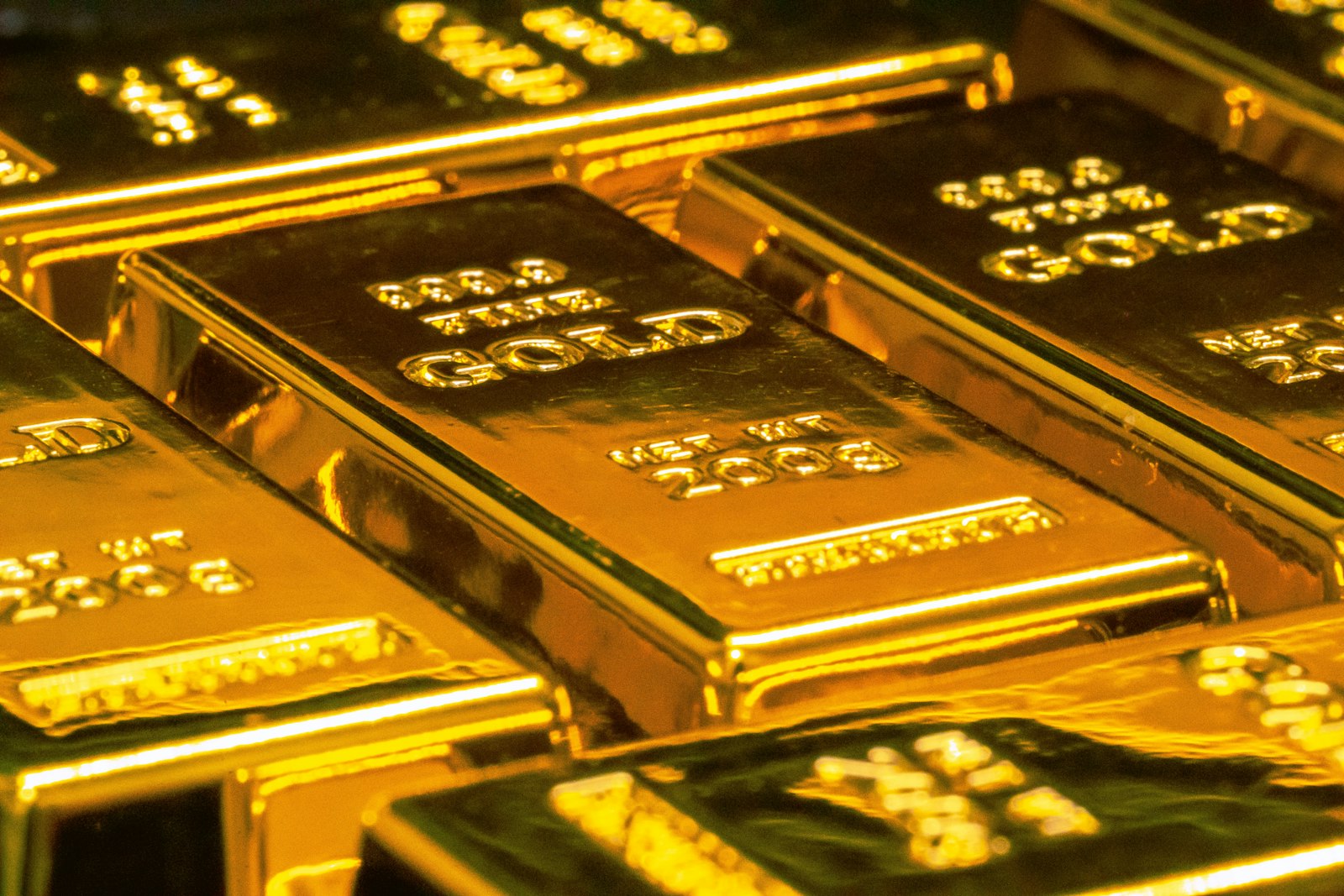 Paradoja del oro en 2026: Bancos centrales compran 289 toneladas mientras los ETF registran salidas por 45 toneladas, analiza JustMarkets Lingotes de oro y pantallas de análisis financiero bursátil sobre bancos centrales y ETF en 2026