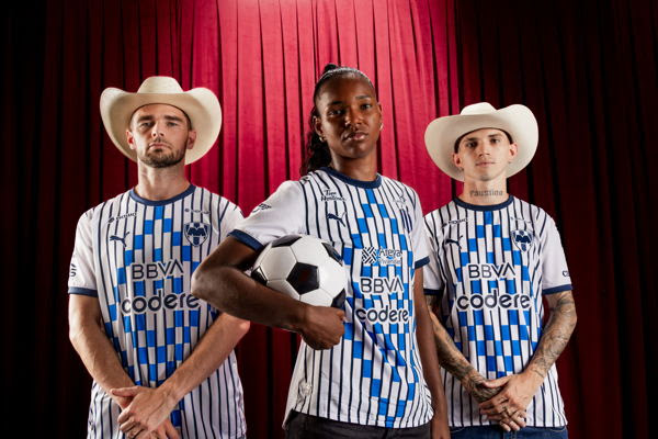 PUMA y el Club de Futbol Monterrey presentan el Jersey Alternativo 2026 inspirado en la tradición del acordeón y la música norteña Estadio de fútbol profesional e indumentaria deportiva de alto rendimiento en la Liga MX
