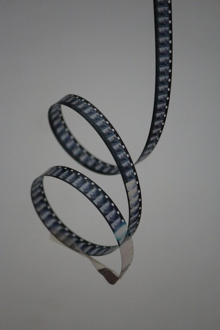 Sala cinematográfica contemporánea proyectando película de suspenso clásico en alta definición