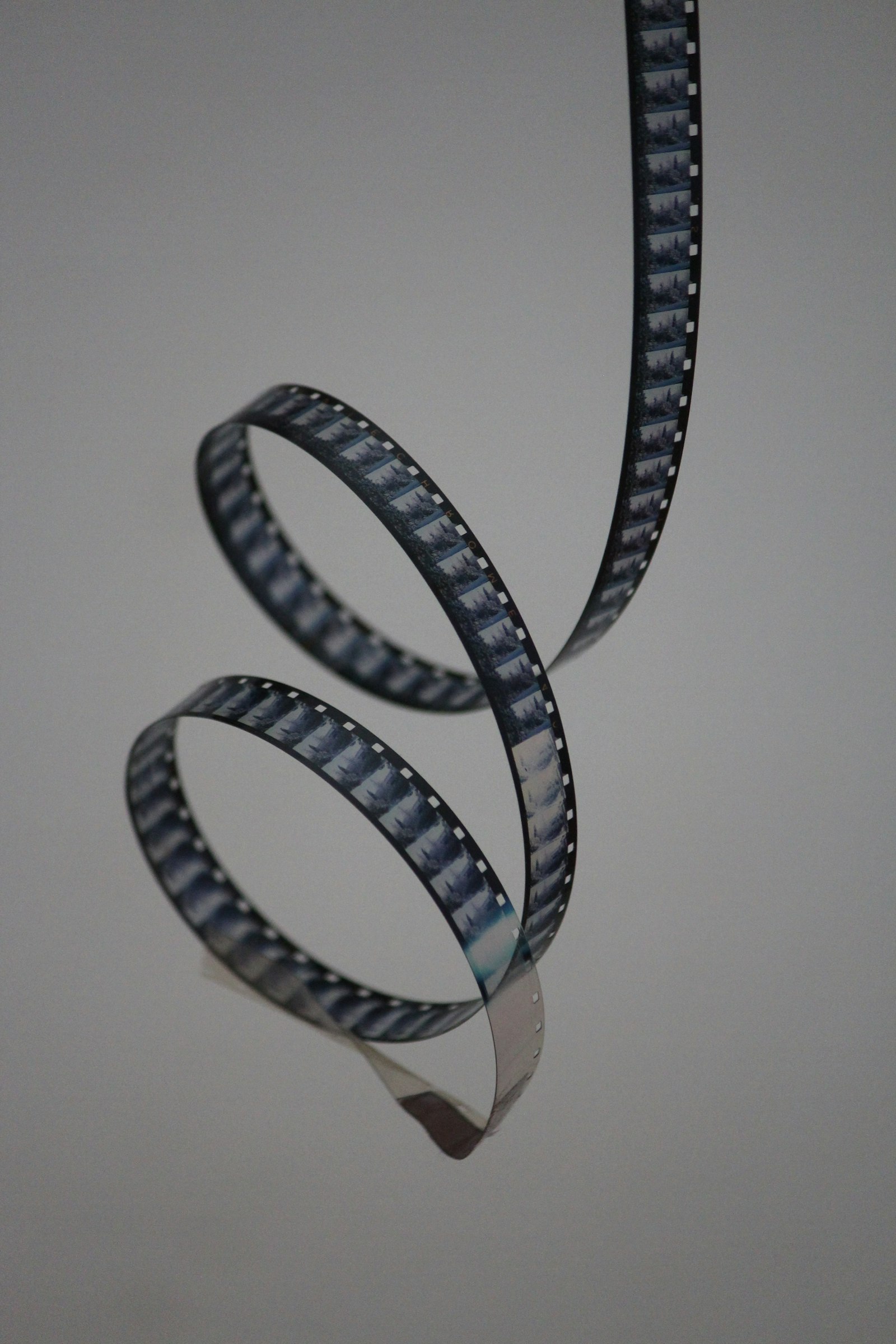 Sala cinematográfica contemporánea proyectando película de suspenso clásico en alta definición
