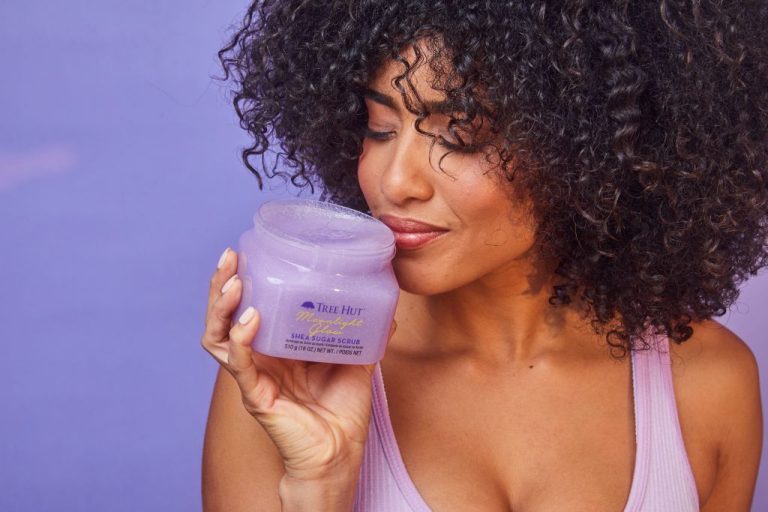 Ritual de bienestar, exfoliación e hidratación corporal con ingredientes botánicos para el cuidado de la piel