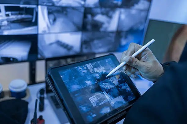 Sistemas de emergencia 911: Nuevos estándares internacionales exigen atender el 90% de llamadas en menos de 15 segundos Centro de control y atención de llamadas de emergencia 911
