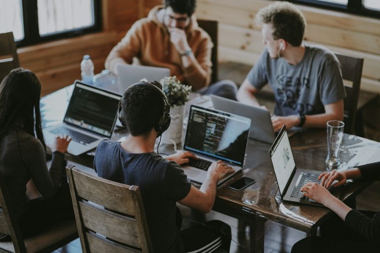 Proceso de selección y reclutamiento laboral moderno con inteligencia artificial y evaluación de talento