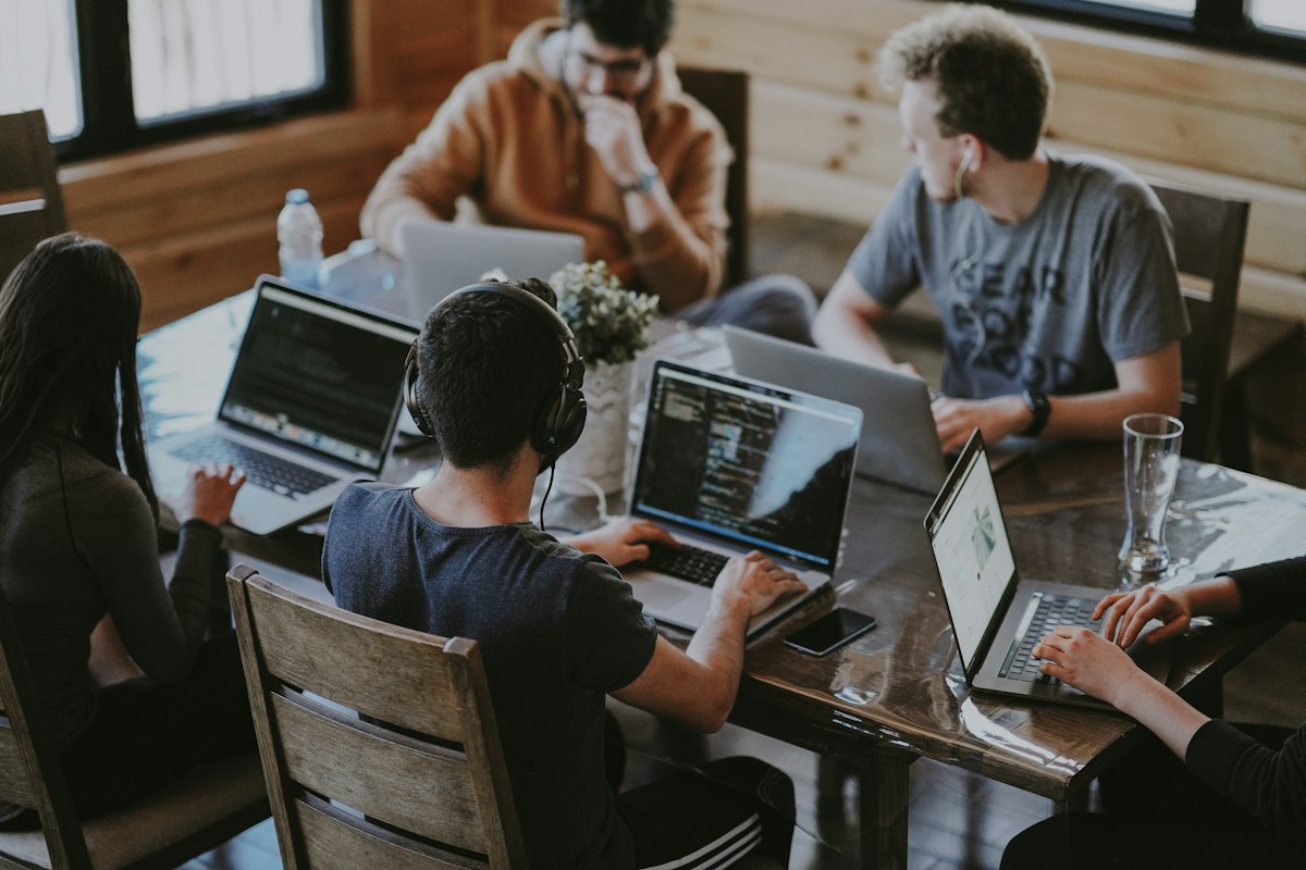 Proceso de selección y reclutamiento laboral moderno con inteligencia artificial y evaluación de talento