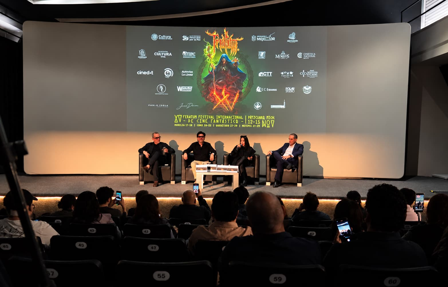 Sala de cine clásica y proyección cinematográfica de películas de misterio y fantasía
